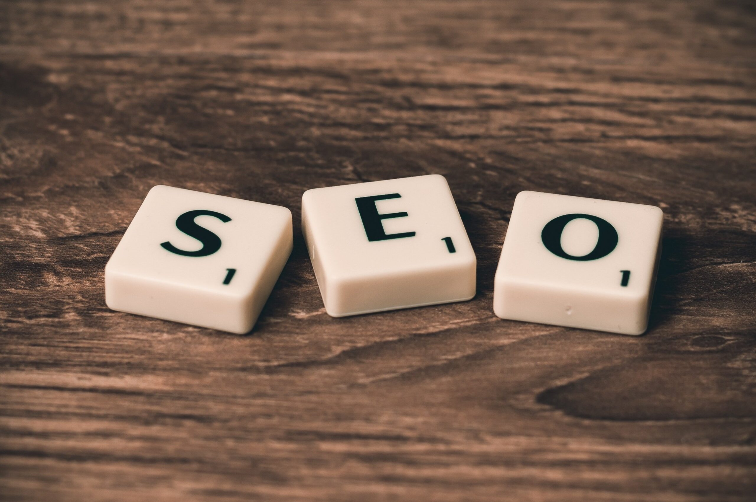 SEO und Mensch Suchmaschinenoptimierung Kiel günstig